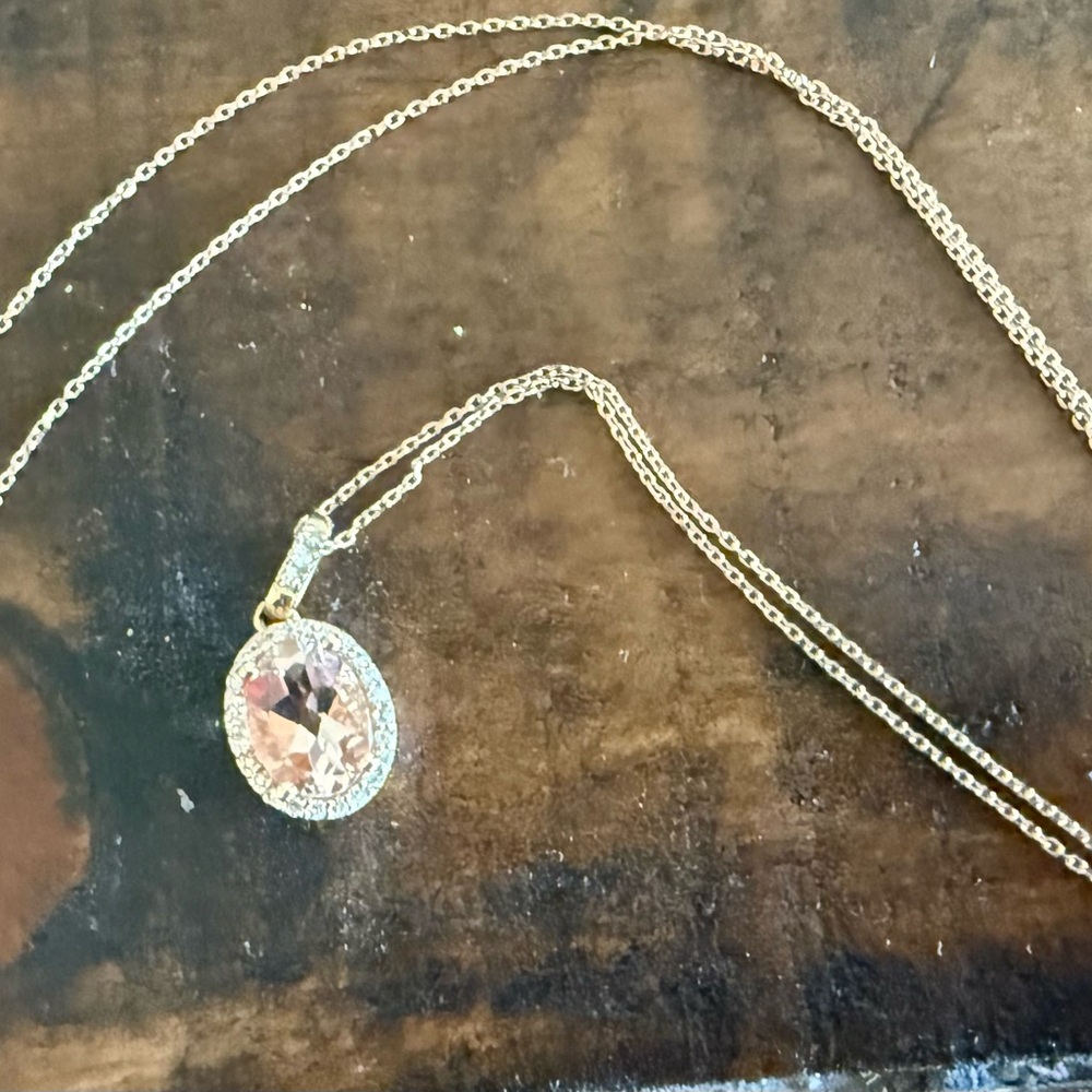 Elegant Gold Pendant Necklace